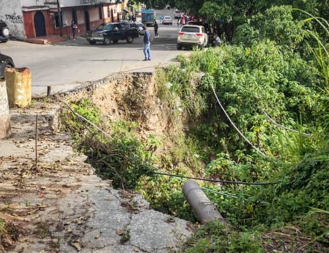 15 mil habitantes de Gavilán (El Hatillo) en riesgo por abandono de su vía principal