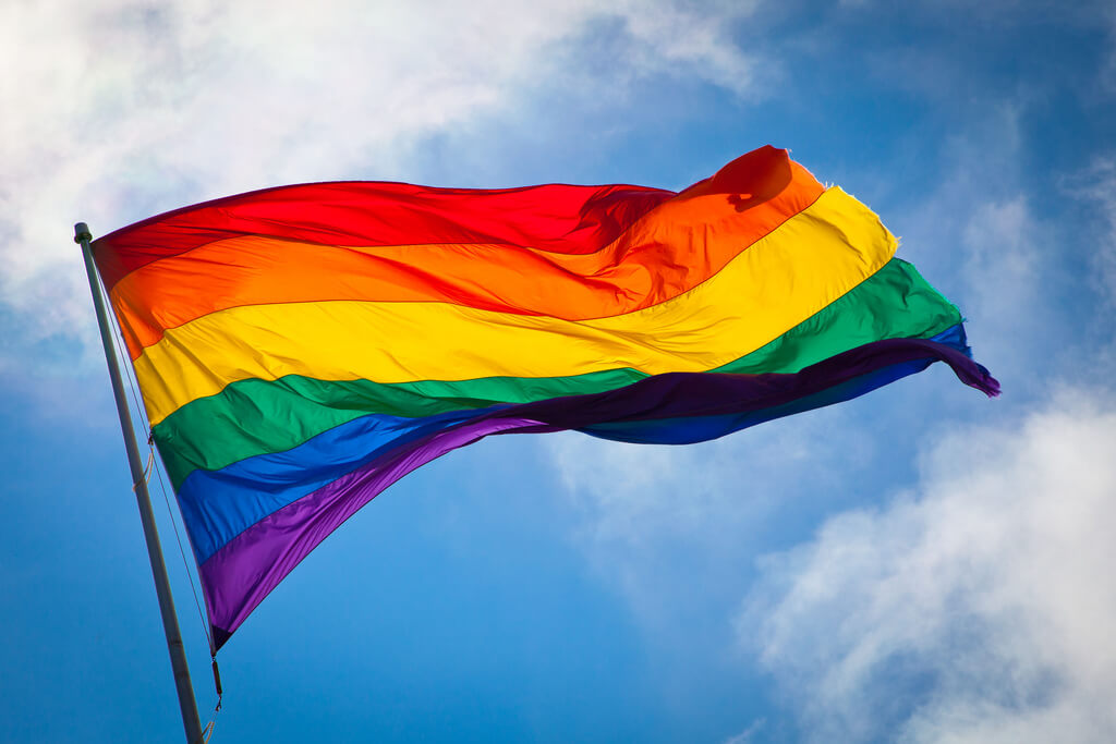 EE.UU. expuso sus logros con la comunidad LGBTQI+ en el marco del Día Mundial contra la Homofobia, Transfobia y Bifobia
