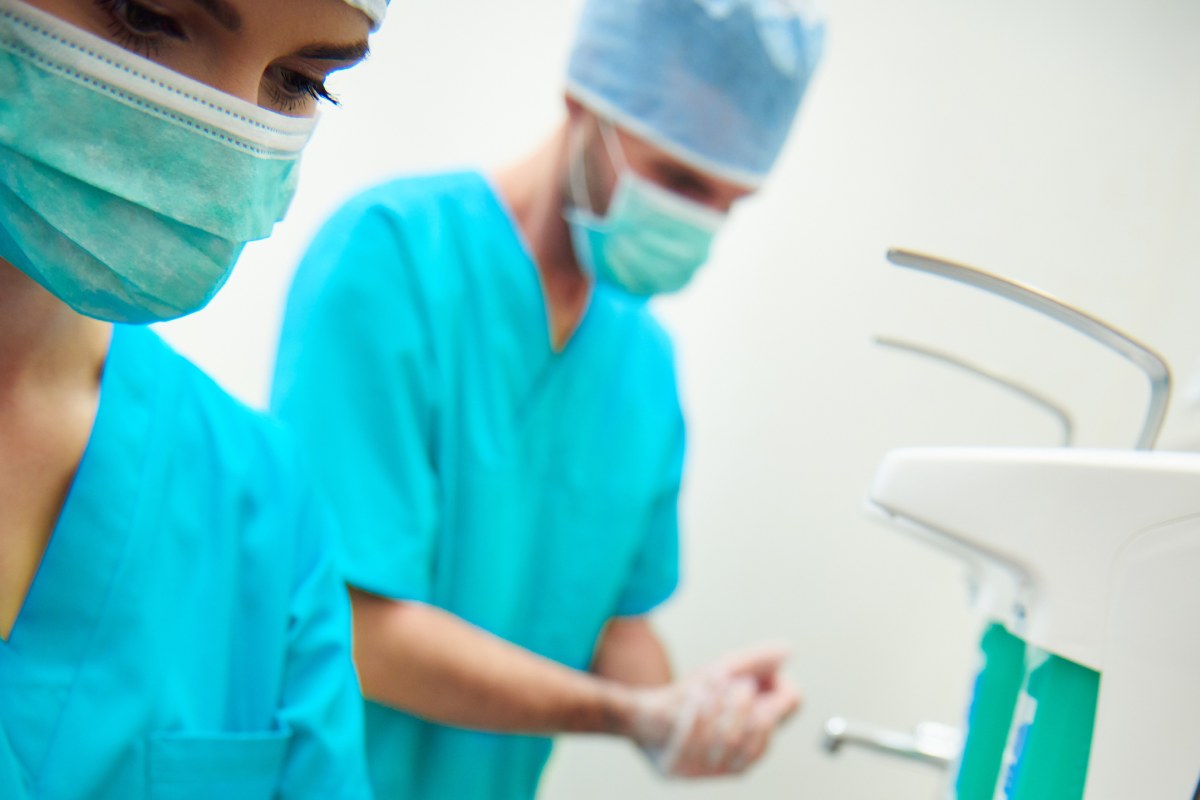 Francia sancionará al personal sanitario que no esté vacunado contra la covid-19