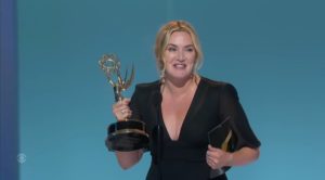 Kate Winslet recibiendo su Emmy. Foto: CBS