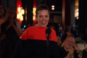 Olivia Colman recibiendo su Emmy. Foto: CBS
