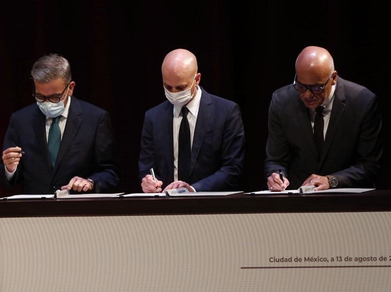 Firma del acuerdo para el diálogo en México entre el oficialismo y la oposición venezolana