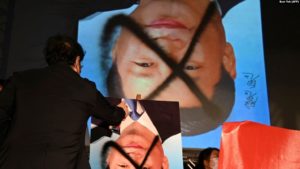 Residente de Taiwán protesta contra el gobierno central chino, el 1 de octubre de 2021 (AFP / Sam Yeh).