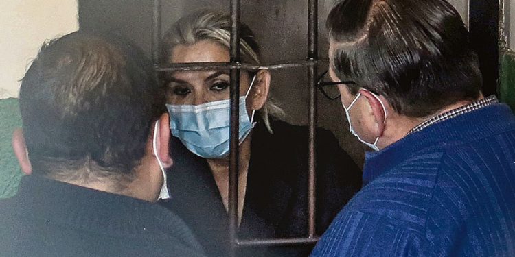 Cárcel. Áñez habló con sus abogados desde una celda. Foto: AFP
