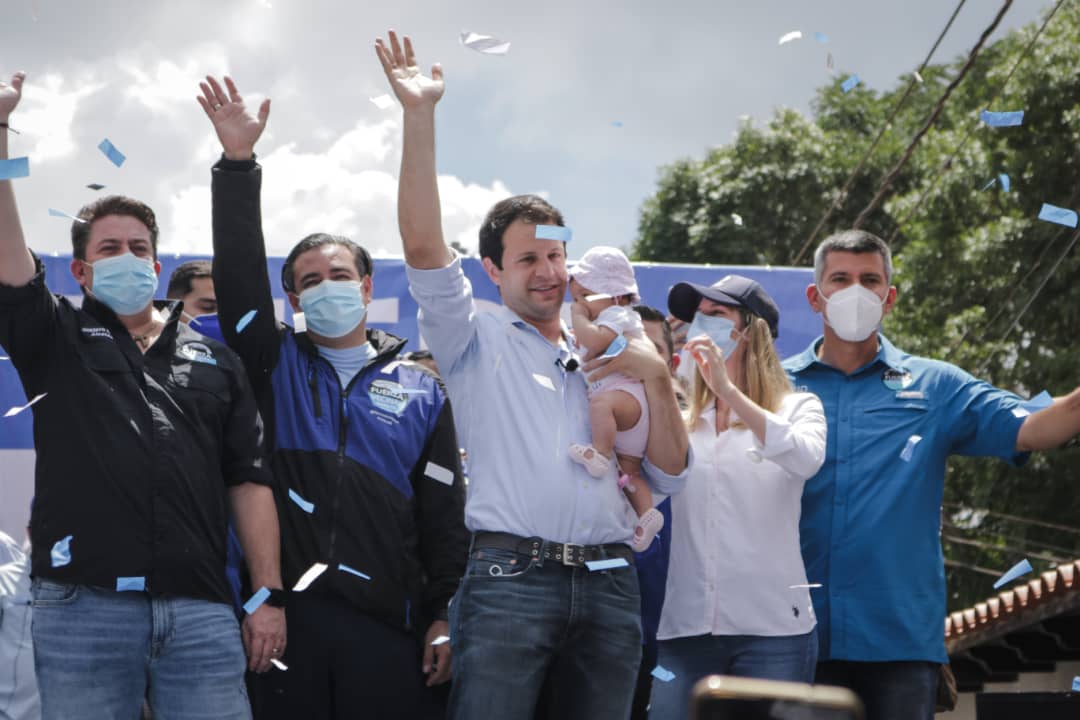 Elías Sayegh (c) de Fuerza Vecinal busca la reelección en la Alcaldía de Baruta