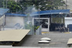 FOTO REFERENCIAL - La Policía de Ecuador sobre los techos de un edificio de la cárcel regional 8 junto a la penitenciaria del Litoral en las afueras de Guayaquil, Ecuador, el 2 de Octubre del 2021. (FERNANDO MENDEZ/AFP)