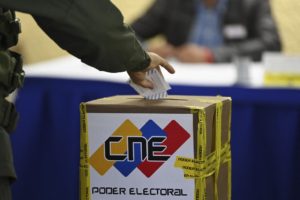 A member of the Bolivarian National Guard casts his vote at a polling station during regional and municpal elections in Fuerte Tiuna in Caracas, on November 21, 2021. - Venezuela elects governors and mayors this Sunday with the participation of the opposition, which breaks years of electoral boycott and calls for abstention, in a process that also brings the return of international observers after more than a decade of absence. (Photo by Yuri CORTEZ / AFP)