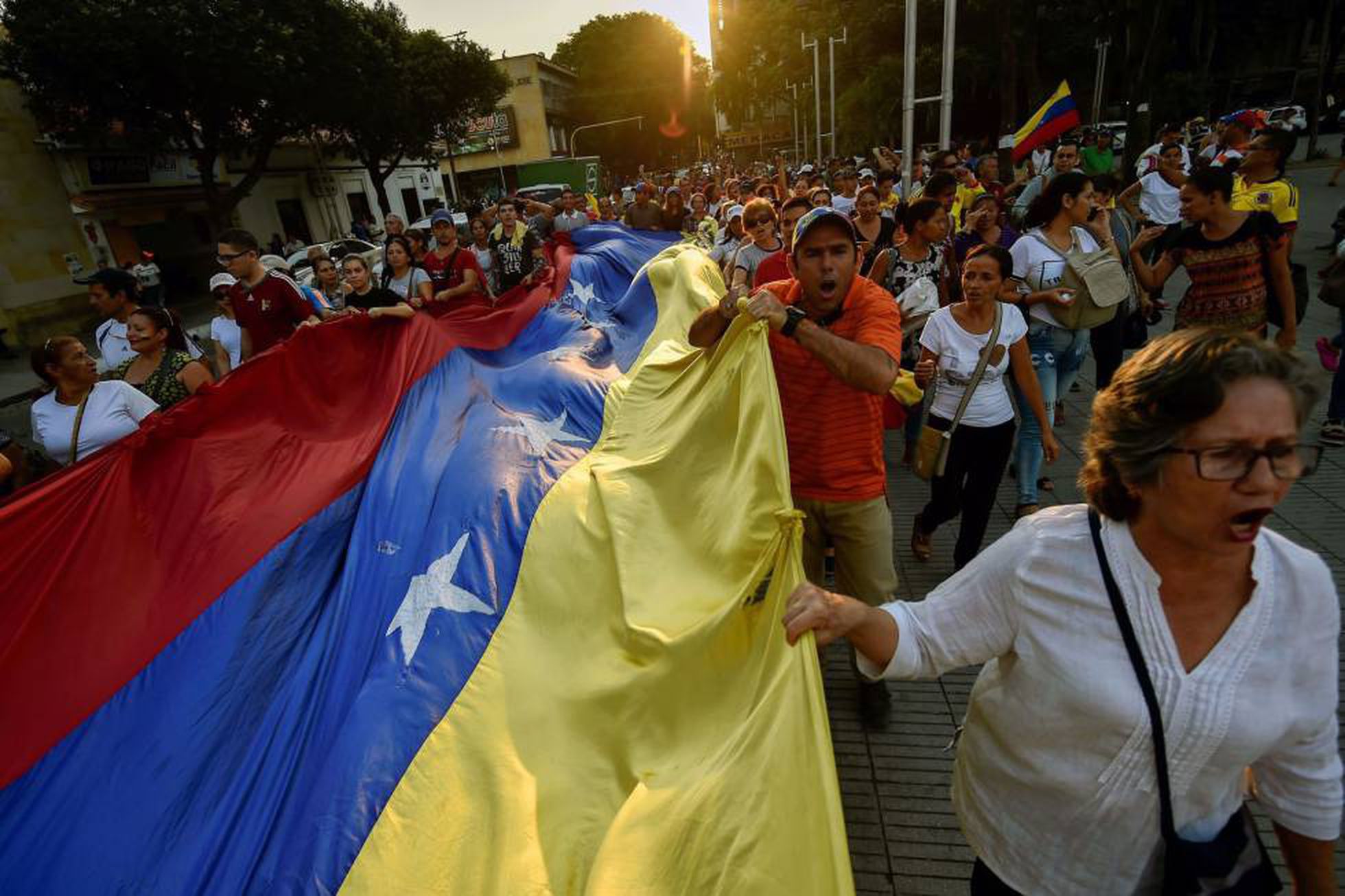 Ciudadanos venezolanos participan en una protesta en contra del Gobierno de Nicolás Maduro en la ciudad colombiana de Cúcuta, en la frontera con Venezuela, el pasado 12 de febrero. LUIS ROBAYO (AFP)