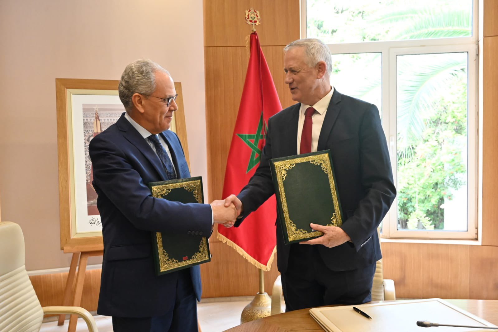 Ministro de Defensa de Israel, Benny Gantz, y el ministro marroquí delegado ante el jefe de gobierno a cargo de la defensa nacional, Abdellatif Loudiyi. Foto: Twitter