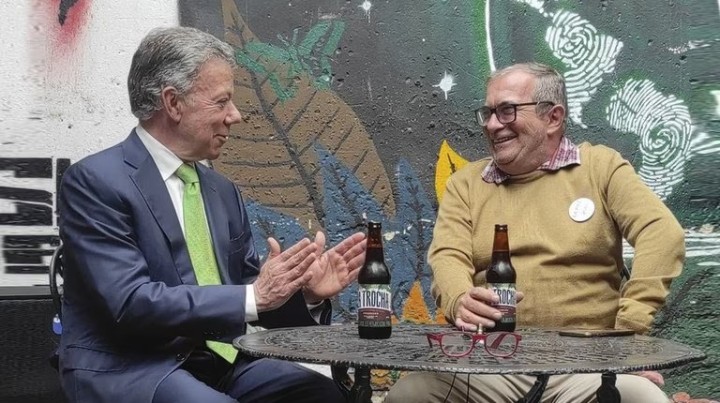 El expresidente de Colombia, Juan Manuel Santos, y el exguerrillero y actual  jefe del partido Comunes, Rodrigo Londoño “Timochenko”. Foto: Twitter