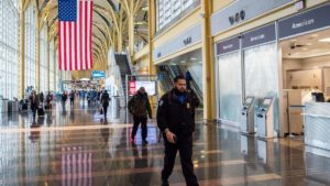 Imagen del aeropuerto Ronald Reagan de Washington. / AFP / ANDREW CABALLERO-REYNOLDS