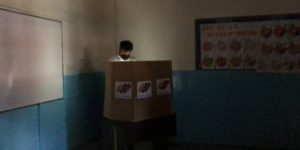 Carlos Ocariz en el centro de votación.
