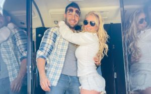 Britney Spears (d) se ha mostrado muy acaramelada con su prometido Sam Asghari (i). Foto: @britneyspears