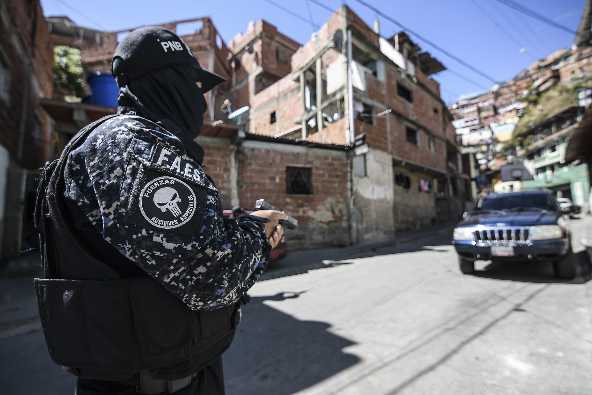 Funcionario de la FAES en Petare, zona de Caracas. Foto: Román Camacho