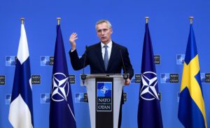 El Secretario General de la OTAN, Jens Stoltenberg, habla durante una prensa conjunta con los ministros de Asuntos Exteriores de Suecia y Finlandia tras su reunión en la sede de la OTAN en Bruselas, Bélgica, el 24 de enero de 2022. (Foto AFP)