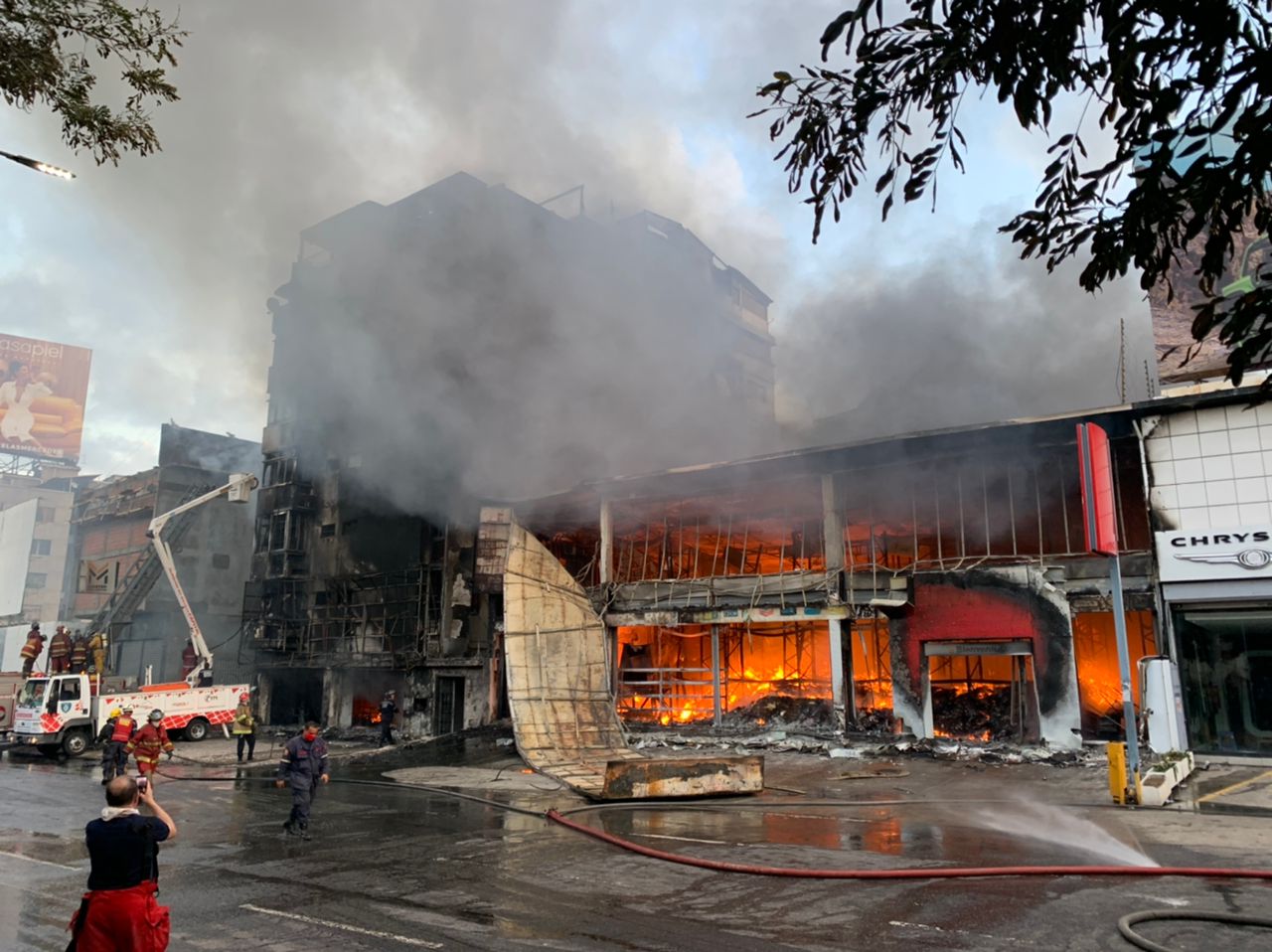 Incendio en bodegón de Bello Monte.