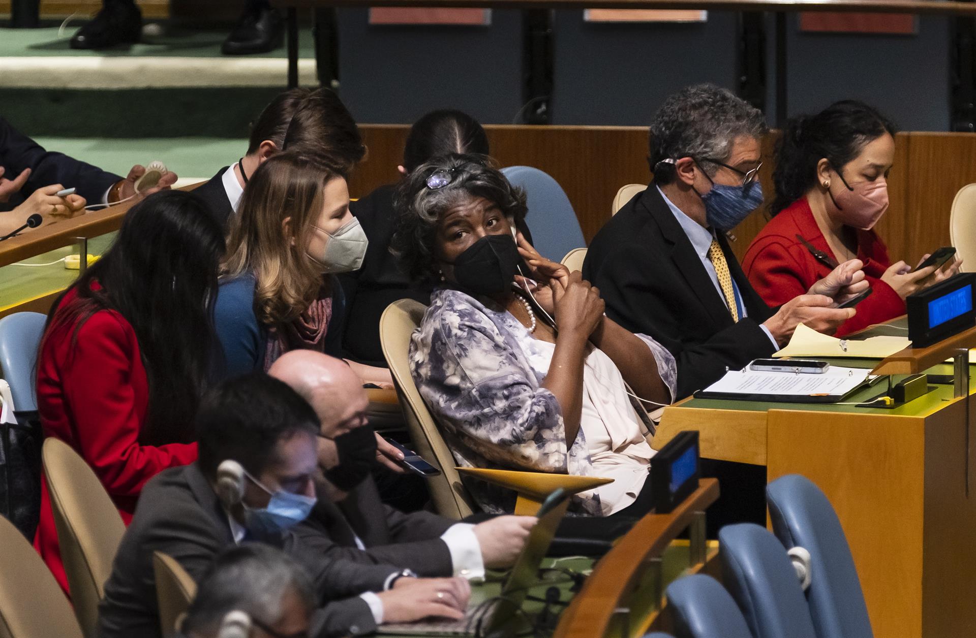 Nueva York (Estados Unidos), 24/03/2022.- La embajadora de Estados Unidos ante la ONU, Linda Thomas-Greenfield (C), habla con el personal durante una reunión de la Asamblea General de las Naciones Unidas en la que está previsto que los países miembros debatan y voten resoluciones para denunciar la crisis humanitaria que está provocando la invasión de Rusia en Ucrania, en la sede de las Naciones Unidas en Nueva York (Estados Unidos), el 24 de marzo de 2022. (Rusia, Ucrania, Estados Unidos, Nueva York) EFE/EPA/JUSTIN LANE