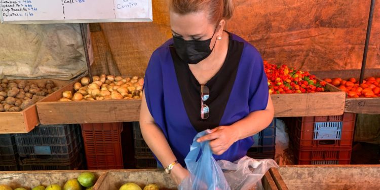 Una persona compra alimentos en Caracas (Venezuela). Foto: EFE / Miguel Gutiérrez