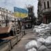 Odessa (Ucrania), 21/03/2022.- Los ucranianos caminan junto a una barricada en la ciudad de Odesa, en el sur de Ucrania, el 21 de marzo de 2022. Las tropas rusas entraron en Ucrania el 24 de febrero, lo que llevó al presidente del país a declarar la ley marcial y desencadenó una serie de anuncios por parte de los países occidentales de imponer severas sanciones económicas a Rusia. (Rusia, Ucrania) EFE/EPA/SEDAT SUNA