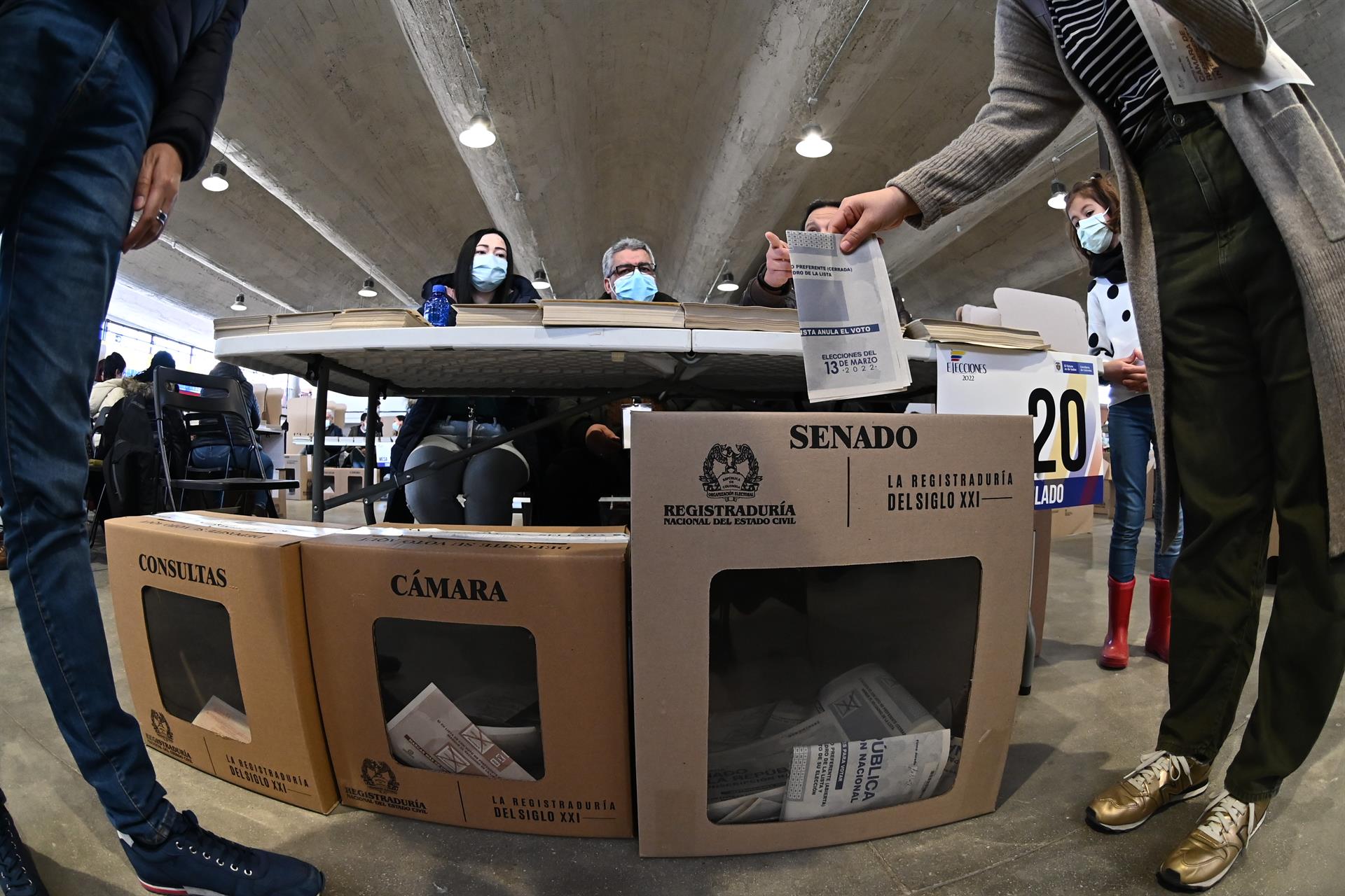 Votaciones elecciones legislativas en Colombia. Foto: Fernando Villar / EFE