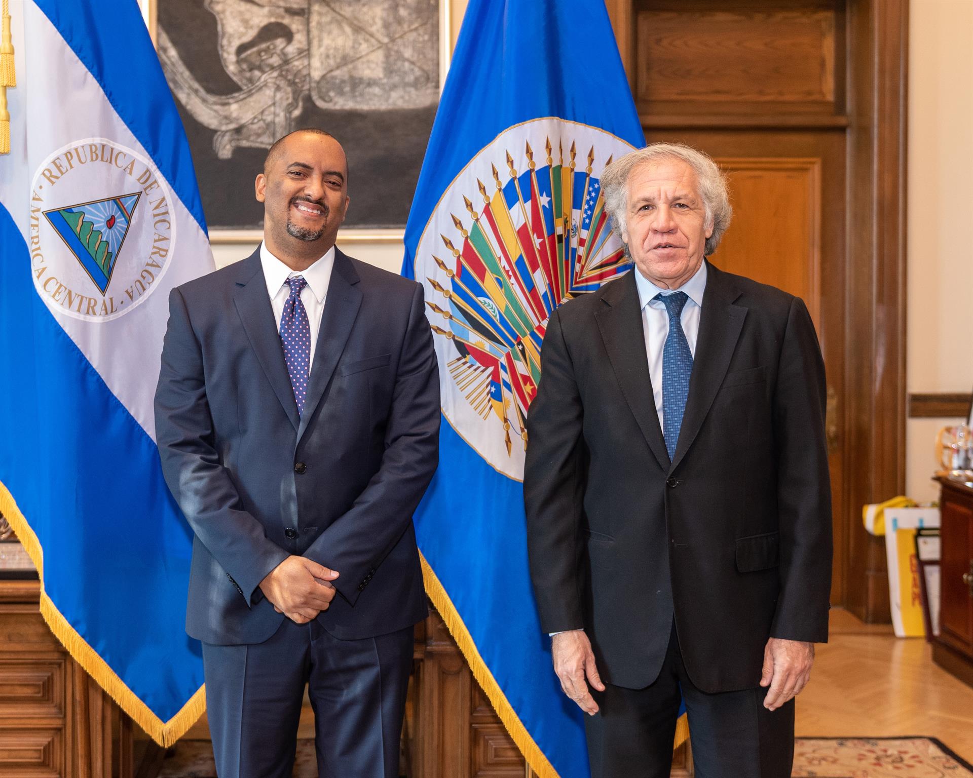 Fotografía del 5 de noviembre de 2021 cedida por la Organización de los Estados Americanos (OEA) donde aparece su secretario general, Luis Almagro (d), mientras posa junto al representante permanente de Nicaragua, Arturo McFields Yescas. Foto: EFE/Juan Manuel Herrera/OEA