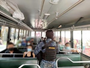 En un operativo que realizaban agentes de la DIPAFRONT, el kilómetro 85 ruta Interamericana, jurisdicción de Tecpán Guatemala, le marcaron el alto a un autobús de la empresa Chepita, donde viajaban 16 personas de distintas nacionalidades que ingresaron al país de manera irregular. Foto: Twitter Policía Nacional Civil de Guatemala (Referencial).