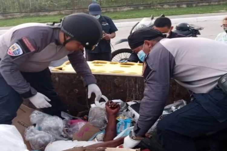 Paramédicos viales encontraron a un hombre malherido dentro de un container de basura en Fuerte Tiuna. Foto: Twitter Joan Camargo.