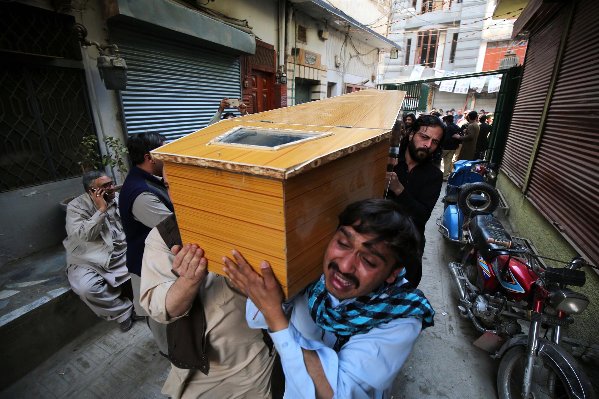 Asciende a 63 muertos tras ataque de mezquita en Pakistán