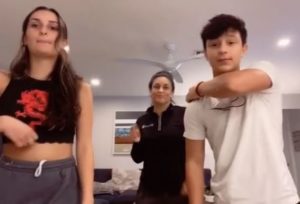 Karina y sus hijos. Captura de TikTok.