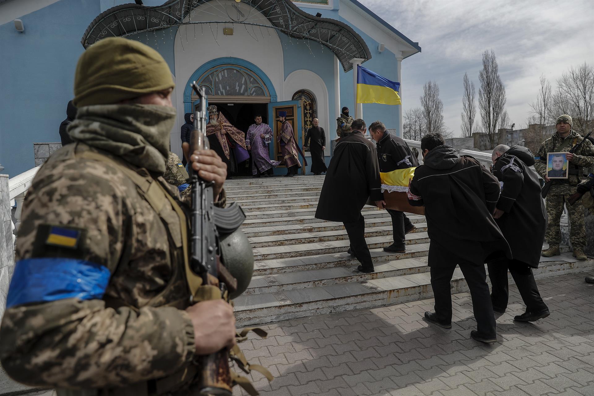 Compañeros de un soldado fallecido le rinden homenaje este domingo en el cementerio de Yuzhne, Ucrania. Foto: EFE/Manuel Bruque