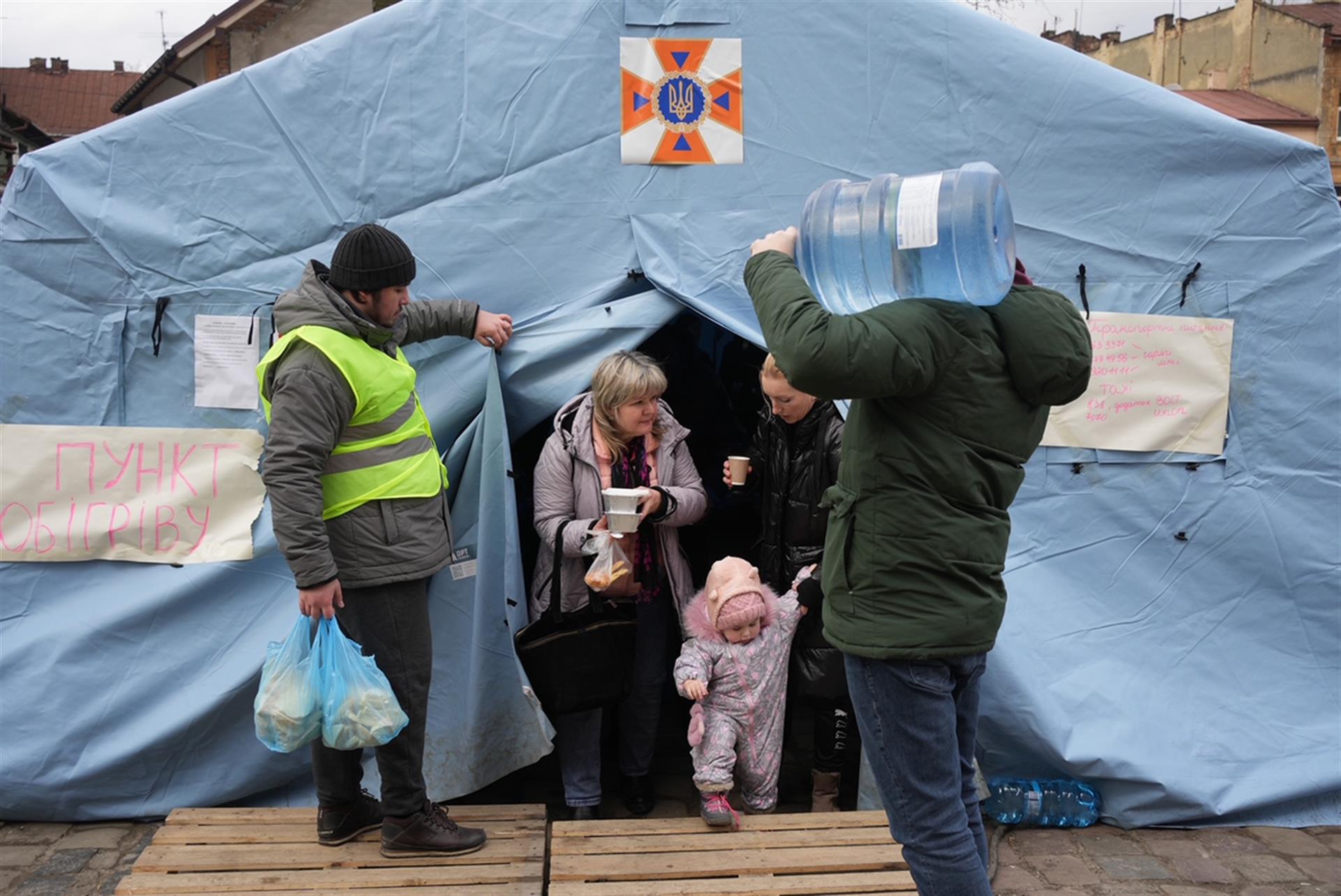 Cientos de refugiados a su llegada a la estación secundaria de Lviv, habilitada para poder recibir a personas desde Dnipro. Foto: EFE/ Borja Sánchez Trillo