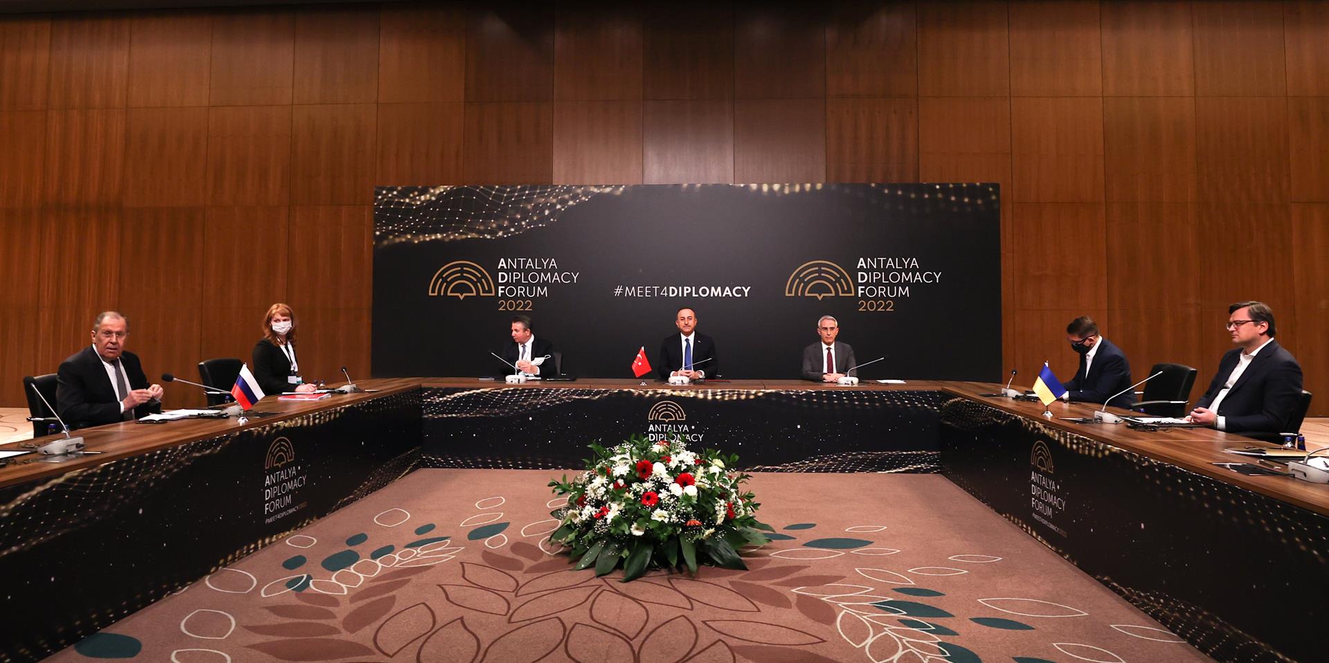 Cancilleres de Rusia y Ucrania conversaron en TurquíaCancilleres de Rusia y Ucrania conversaron en Turquía
