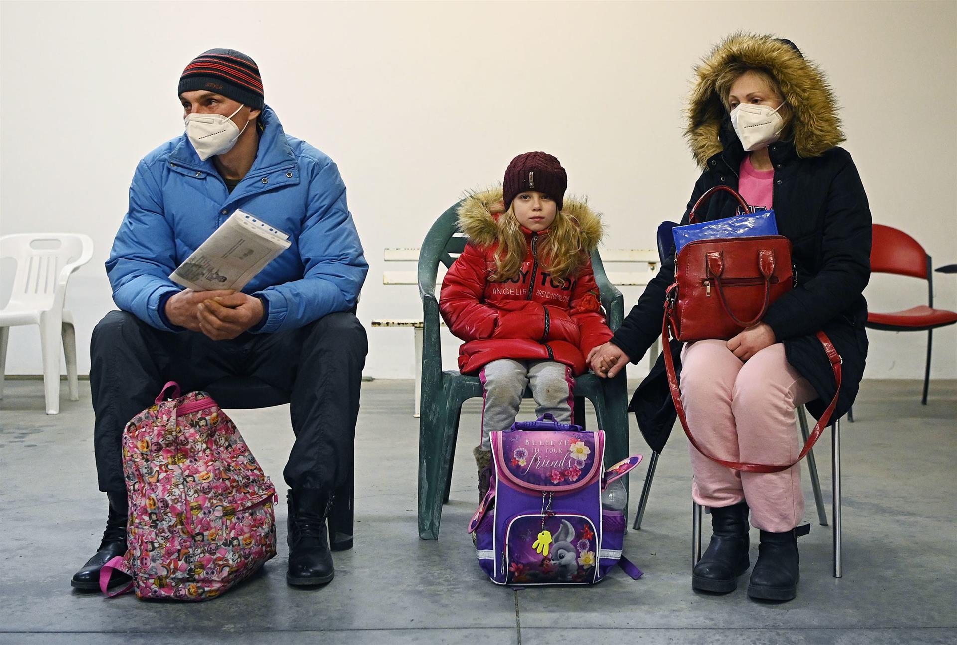 Una familia ucraniana que logró llegar a Turín, Italia, huyendo de la invasión rusa a su país. Foto: EFE / EPA / ALESSANDRO DI MARCO