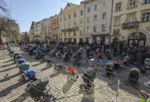 Más de un centenar de carritos de bebé se ven durante una representación denominada "El precio de la guerra" en el centro de la ciudad ucraniana occidental de Lviv, el 18 de marzo de 2022, como recuerdo de los más de cien niños que han muerto durante la invasión rusa de Ucrania. El 24 de febrero, las tropas rusas entraron en territorio ucraniano en lo que el presidente ruso declaró una "operación militar especial", lo que provocó combates y destrucción en el país, un enorme flujo de refugiados y múltiples sanciones contra Rusia. (Rusia, Ucrania) EFE/EPA/MYKOLA TYS