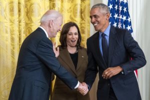 El presidente de los Estados Unidos, Joe Biden, junto al expresidente Barack Obama. Foto: EFE/SHAWN THEW