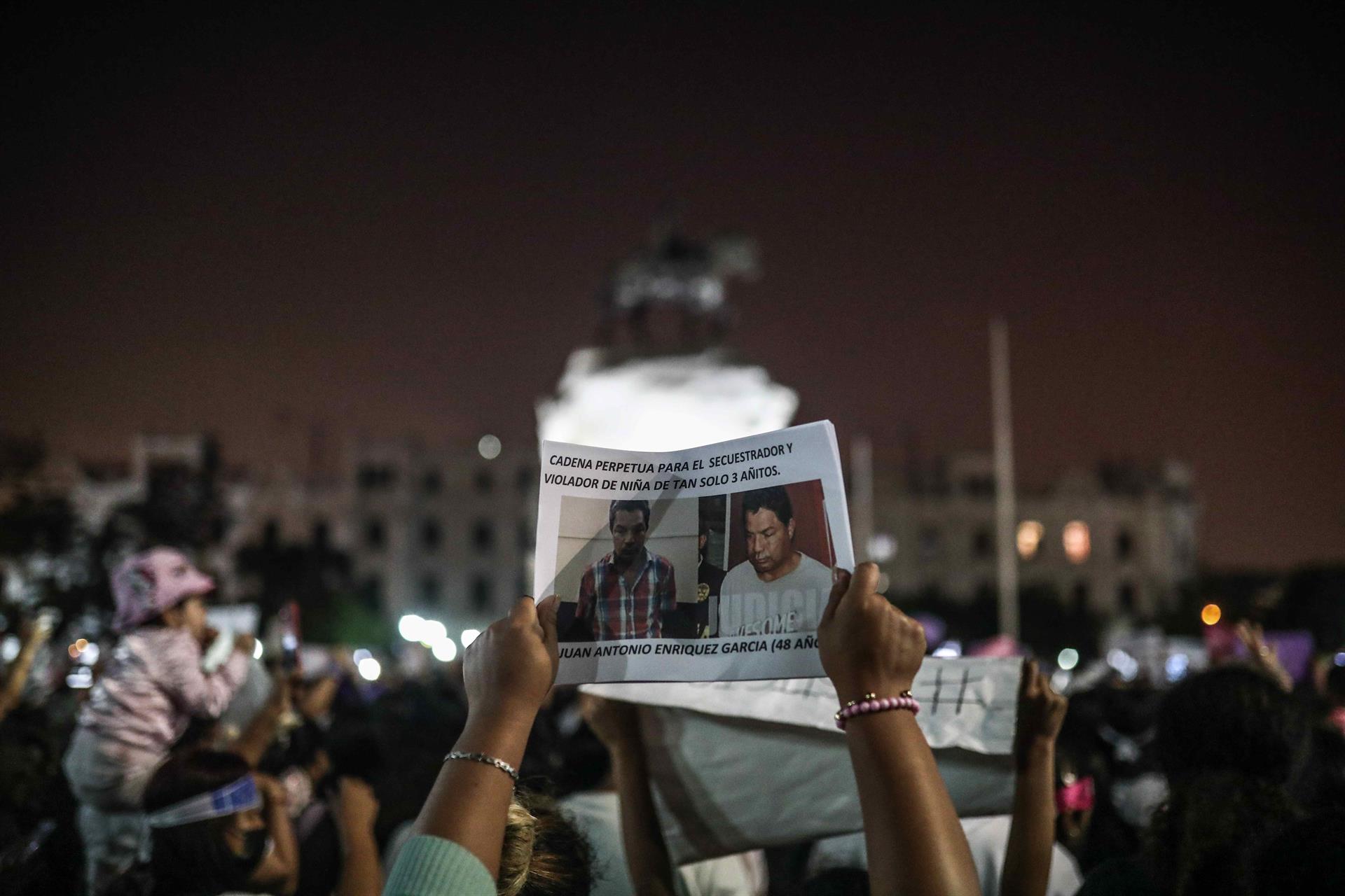 Personas marcharon en Lima para exigir justicia. Foto: EFE/Aldair Mejía
