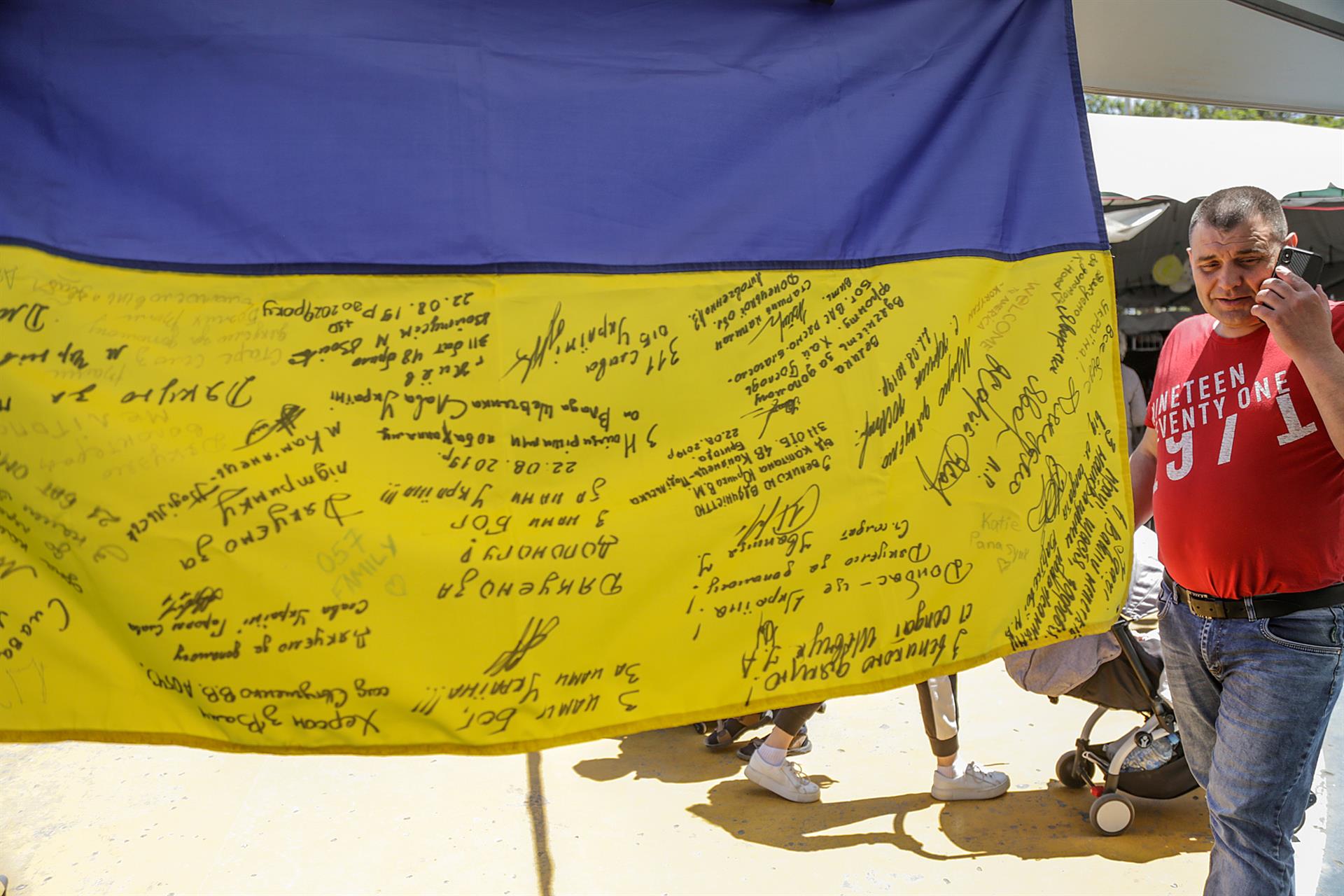 MEX1513. TIJUANA (MÉXICO), 22/04/2022.- Un migrante de origen ucraniano posa junto a una bandera de su país hoy, en el campamento de refugiados en la Unidad deportiva Benito Juárez en la ciudad de Tijuana, estado de Baja California (México). Voluntarios ucranianos anunciaron este jueves un plan de atención para refugiados de su país que sigan llegando a la ciudad mexicana de Tijuana, luego de que autoridades de Estados Unidos anunciaran el programa "Unidos por Ucrania (U4U)", el cual limitará a las personas solicitantes de acceso a su país por las fronteras con México. EFE/Joebeth Terriquez