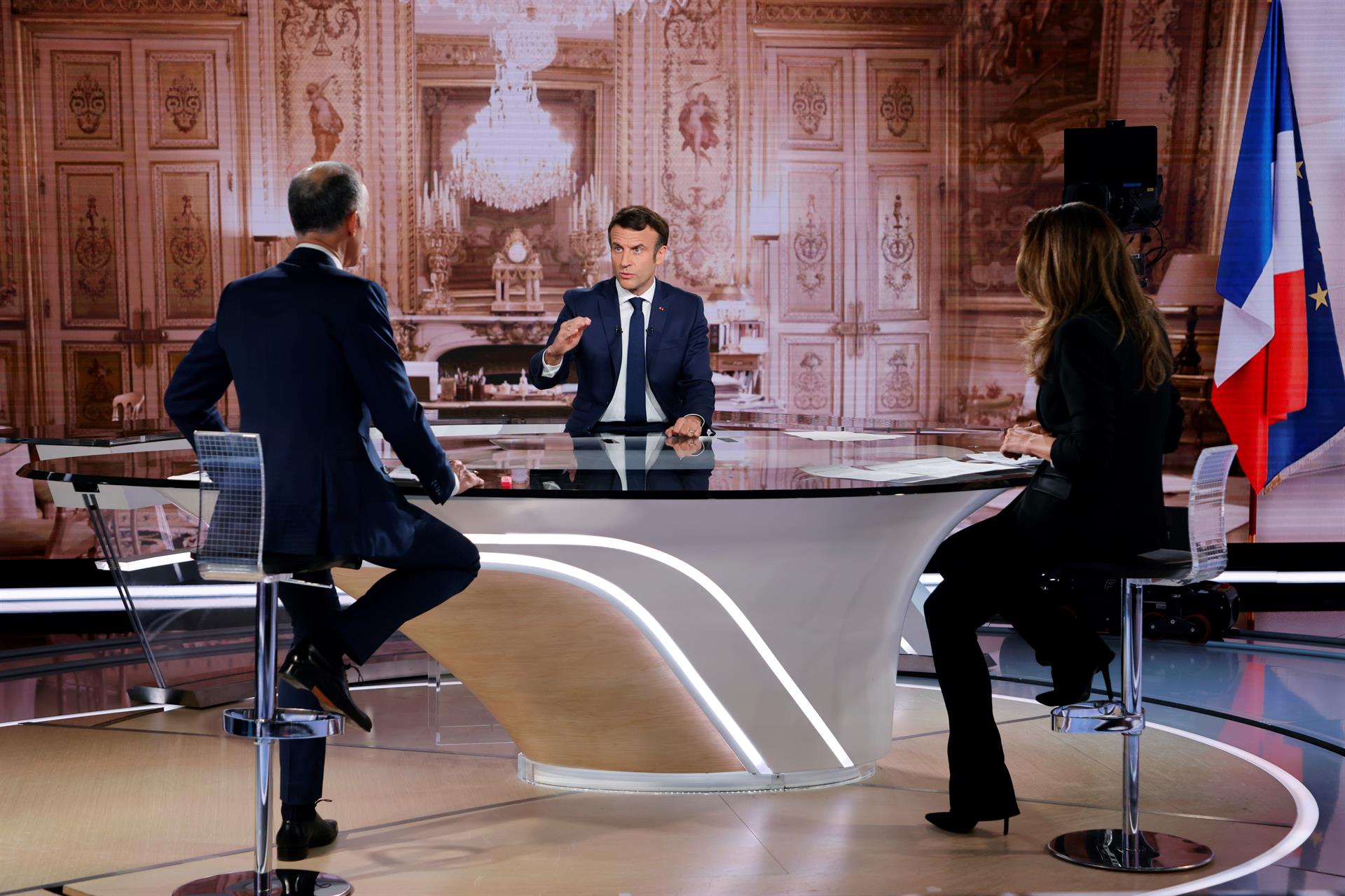 Boulogne-billancourt (Francia), 06/04/2022.- El presidente francés y candidato a la reelección por el partido centrista La Republique en Marche (LREM), Emmanuel Macron (C), habla con los periodistas y presentadores de televisión franceses Anne-Claire Coudray (R) y Gilles Bouleau (L) mientras participa en el programa "10 Minutes pour Convaincre" (10 minutos para convencer) en el canal de televisión francés TF1, en Boulogne-Billancourt, a las afueras de París, el 06 de abril de 2022. Los votantes franceses acudirán a las urnas los días 10 y 24 de abril para una elección pesidencial a dos vueltas. (Elecciones, Francia) EFE/EPA/LUDOVIC MARIN / POOL MAXPPP OUT
