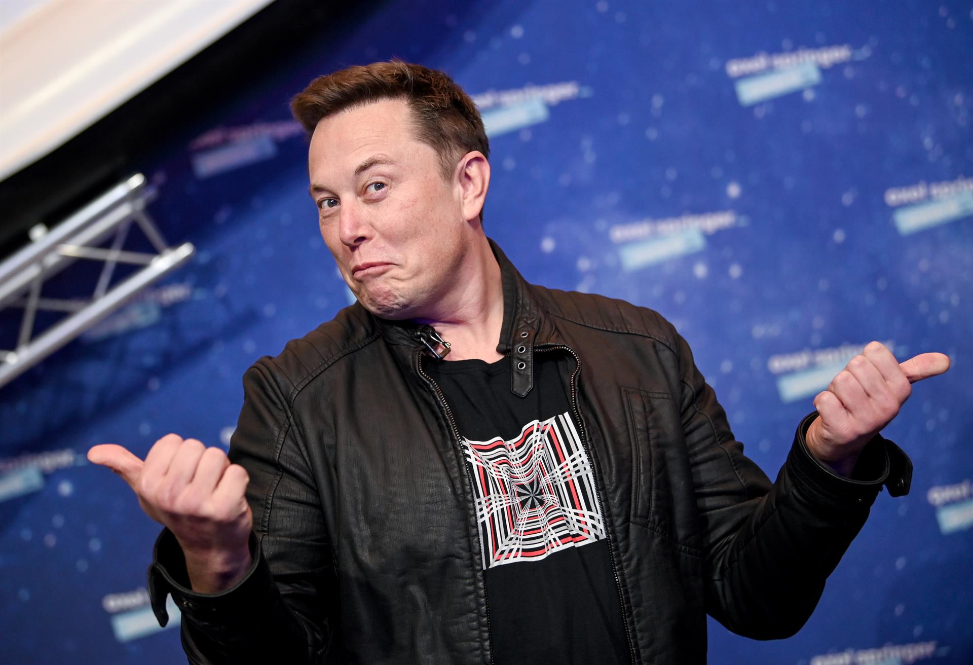 EA2306. BERLÍN (ALEMANIA), 21/04/2022.- Fotografía de archivo del 1 de diciembre de 2020 que muestra al propietario de SpaceX y CEO de Tesla Elon Musk en la alfombra roja del premio Axel Springer, en Berlín (Alemania). EFE/ Britta Pedersen POOL/ ARCHIVO