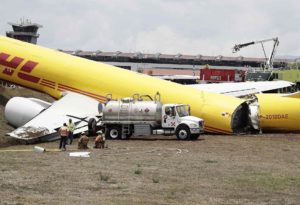 AME9605. SAN JOSÉ (COSTA RICA), 07/04/2022.- Fotografía de un avión de la empresa de mensajería DHL que se ha partido en dos tras haberse salido de pista por un problema hidráulico, hoy, en el aeropuerto Juan Santamaría, en San José (Costa Rica). El avión despegó del aeropuerto costarricense con destino a Guatemala, pero al detectar el problema hidráulico los pilotos decidieron regresar, el avión aterriza y tras unos segundos de rodar sale humo de sus llantas, derrapa, se sale de la pista y queda partido en dos. EFE/ Jeffrey Arguedas