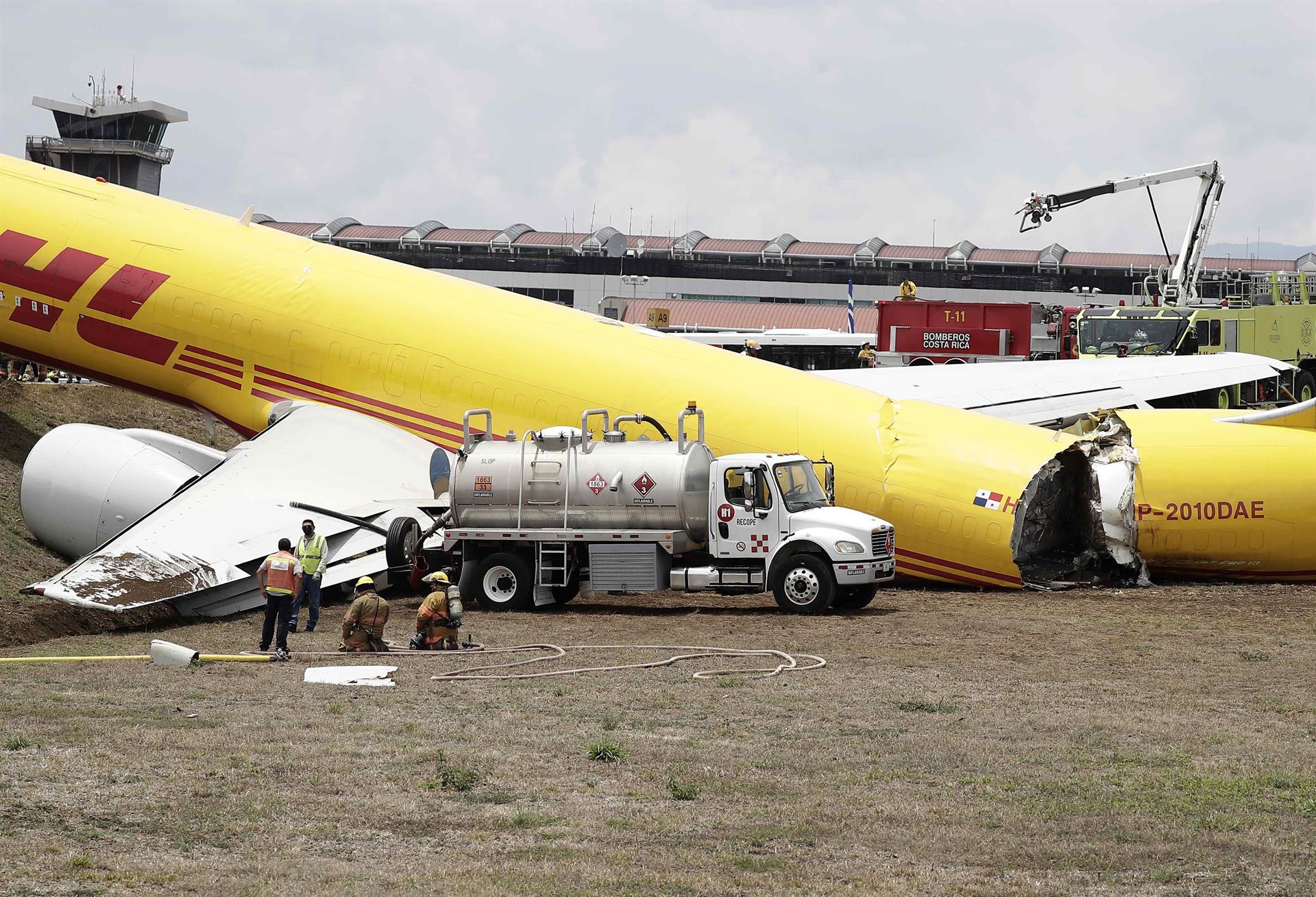AME9605. SAN JOSÉ (COSTA RICA), 07/04/2022.- Fotografía de un avión de la empresa de mensajería DHL que se ha partido en dos tras haberse salido de pista por un problema hidráulico, hoy, en el aeropuerto Juan Santamaría, en San José (Costa Rica). El avión despegó del aeropuerto costarricense con destino a Guatemala, pero al detectar el problema hidráulico los pilotos decidieron regresar, el avión aterriza y tras unos segundos de rodar sale humo de sus llantas, derrapa, se sale de la pista y queda partido en dos. EFE/ Jeffrey Arguedas