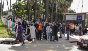 Un grupo de migrantes ucranianos permanece en un campamento improvisado a un costado del punto de revisión de San Ysidro para solicitar asilo en Estados Unidos, en Tijuana, estado de Baja California (México). Foto: EFE/Joebeth Terriquez