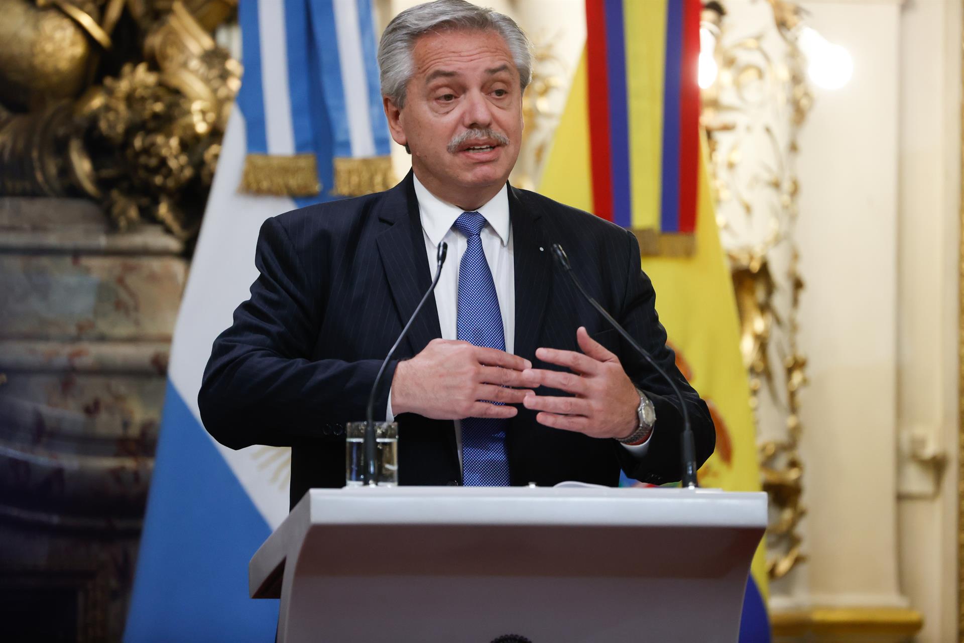 AME2115. BUENOS AIRES (ARGENTINA), 18/04/2022.- El presidente de Argentina, Alberto Fernández, habla durante una declaración conjunta ante los medios de comunicación junto a su homólogo de Ecuador, Guillermo Lasso (fuera de cuadro), hoy, tras una reunión privada en la Casa Rosada, sede del Ejecutivo en Buenos Aires (Argentina). Según fuentes oficiales, ambos mandatarios concluyeron su reunión con la firma de varios acuerdos bilaterales y, tras la declaración conjunta ante los medios, se prevé disfrutarán de un almuerzo de honor. Como parte de su visita a Argentina, Lasso también se trasladará a la sede de la Secretaría del Tratado Antártico y participará en sendas reuniones con empresarios e inversionistas argentinos en el marco del programa "Ecuador Open for Business". EFE/ Juan Ignacio Roncoroni