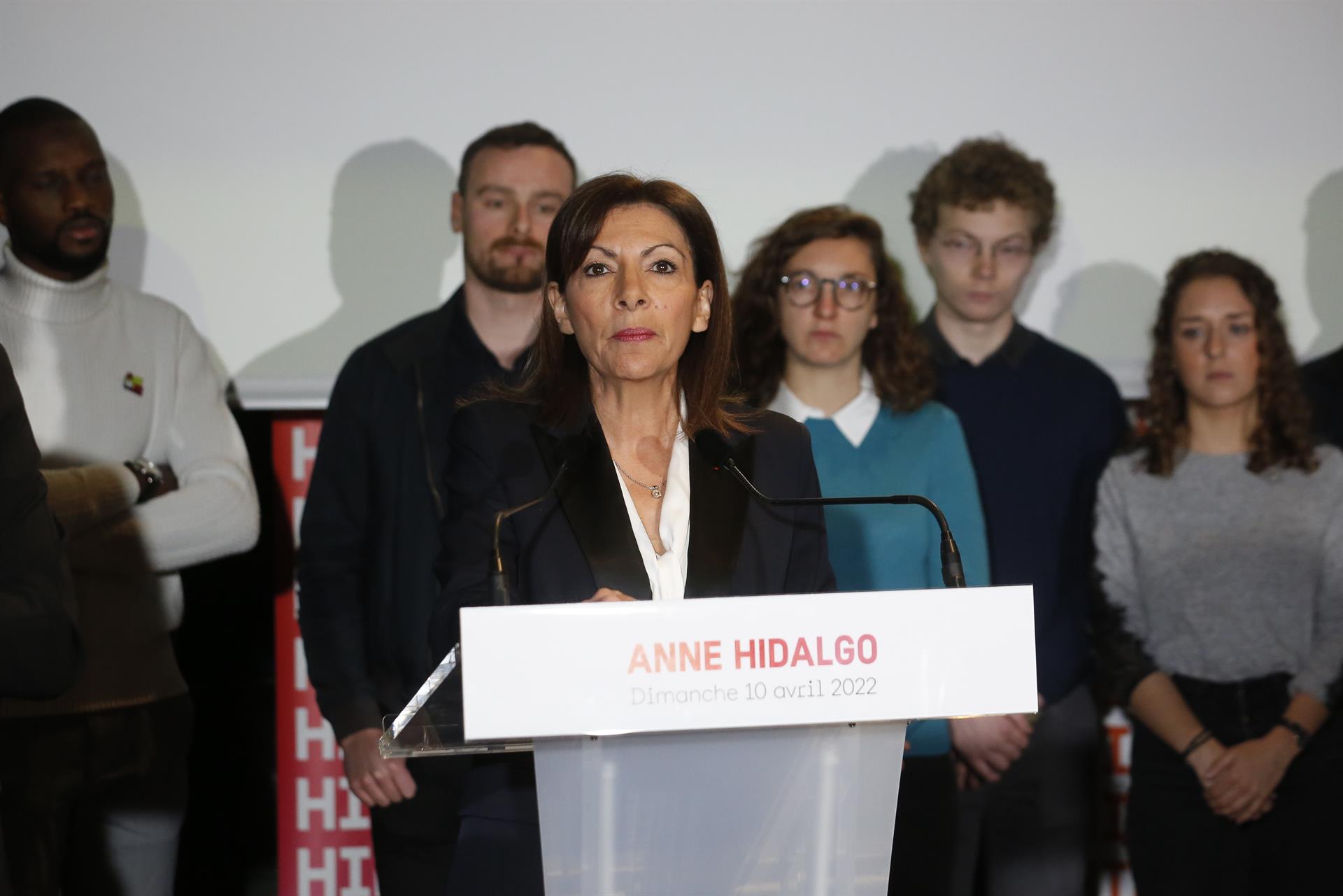París (Francia), 04/10/2022.- La alcaldesa de París y candidata presidencial del Partido Socialista Francés (PS), Anne Hidalgo, pronuncia un discurso tras los resultados de la primera vuelta de las elecciones presidenciales francesas en París, Francia, el 10 de abril de 2022. ( Elecciones, Francia) EFE/EPA/SEBASTIEN MUYLAERT