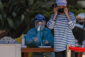 Shanghái (China), 12/04/2022.- Una mujer se somete a la prueba del Covid-19 en una comunidad residencial bajo bloqueo en Shanghái, China, el 12 de abril de 2022. Las autoridades de Shanghái anunciaron, el 12 de abril, la salida de algunas zonas residenciales sin casos de coronavirus del bloqueo por Covid-19, mientras que la mayoría siguen cerradas y los residentes se quejan, al parecer, de la escasez de alimentos. EFE/EPA/ALEX PLAVEVSKI