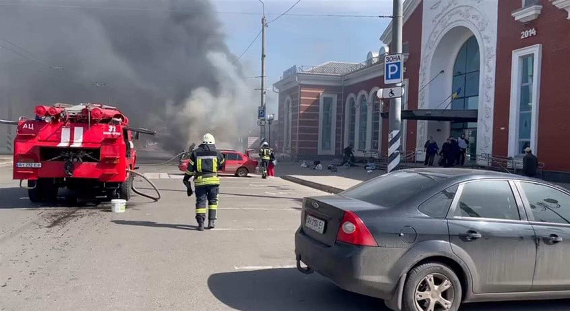 Al menos 30 muertos en ataque a estación de tren en Ucrania