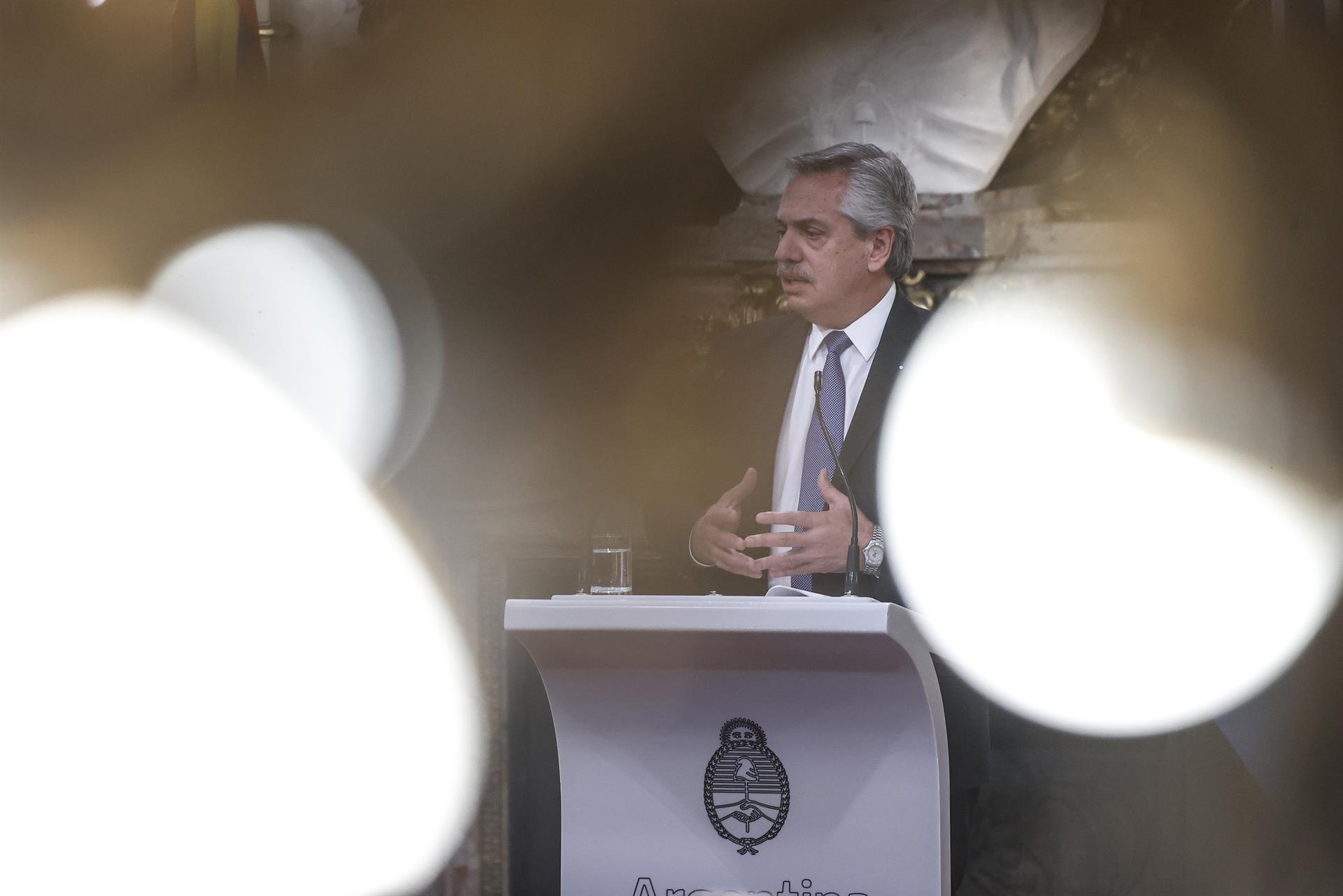 -FOTODELDIA- AME2115. BUENOS AIRES (ARGENTINA), 18/04/2022.- El presidente de Argentina, Alberto Fernández, habla durante una declaración conjunta ante los medios de comunicación junto a su homólogo de Ecuador, Guillermo Lasso (fuera de cuadro), hoy, tras una reunión privada en la Casa Rosada, sede del Ejecutivo en Buenos Aires (Argentina). Según fuentes oficiales, ambos mandatarios concluyeron su reunión con la firma de varios acuerdos bilaterales y, tras la declaración conjunta ante los medios, se prevé disfrutarán de un almuerzo de honor. Como parte de su visita a Argentina, Lasso también se trasladará a la sede de la Secretaría del Tratado Antártico y participará en sendas reuniones con empresarios e inversionistas argentinos en el marco del programa "Ecuador Open for Business". EFE/ Juan Ignacio Roncoroni