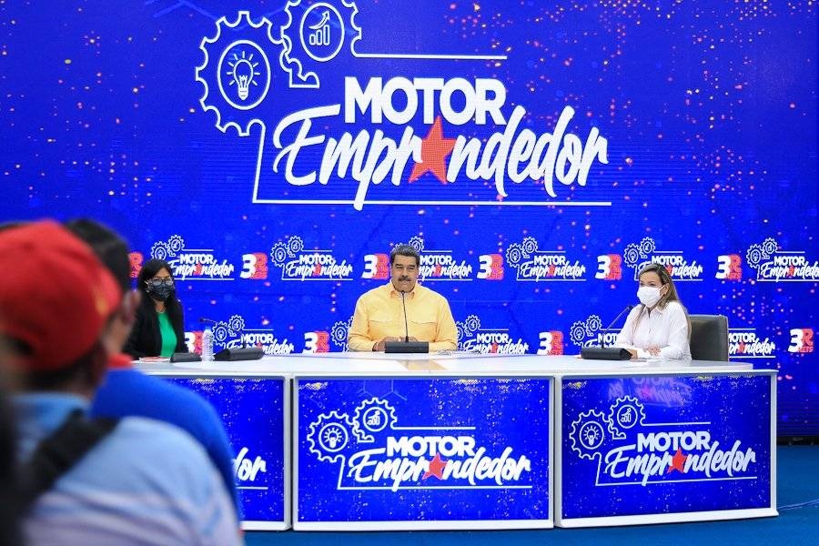 Nicolás Maduro en compañía de su equipo de trabajo. Foto: Twitter Prensa Presidencial.