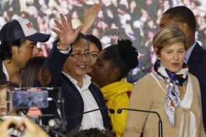 Gustavo Petro tras victoria en primera vuelta de las presidenciales colombianas. Foto: EFE