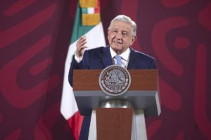 AMLO firmó decreto que prohíbe la venta de vapeadores y cigarros electrónicos